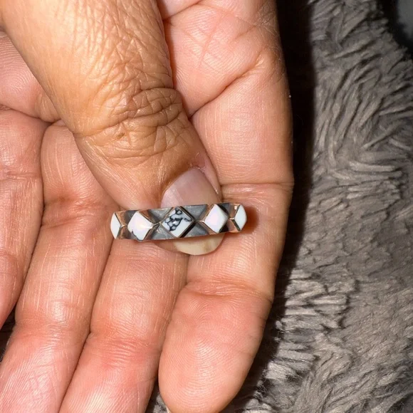 Sterling Silver band ring with white stones approx size 7-8 - Picture 6 of 11